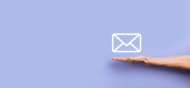 İş adamı elinde e-posta simgesi ile bizimle iletişim kurar ve kişisel bilgilerinizi spam postalarından korur. Müşteri hizmetleri çağrı merkezi bizimle iletişim kurar.