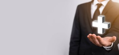 İş adamı, elinde tuttuğu kişi kar, çıkar, gelişme, artı işareti ile temsil edilen CSR gibi olumlu şeyler sunar..