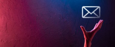 İş adamı elinde e-posta simgesi ile bizimle iletişim kurar ve kişisel bilgilerinizi spam postalarından korur. Müşteri hizmetleri çağrı merkezi bizimle iletişim kurar.