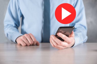 İş adamı projeleri başlatmak ya da başlatmak için oynat düğmesine basın ya da tıklayın. Video Oynat Sunumu. İş için fikir, teknoloji. Medya oynatıcı düğmesi. Simgeyi çal. Git.