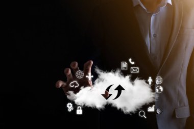 Bulut teknolojisi. Bulut depolama işareti. Karanlıkta yukarı aşağı iki ok. Bulut hesaplama, büyük veri merkezi, gelecekteki altyapı, dijital ai konsepti. Sanal sunucu simgesi.