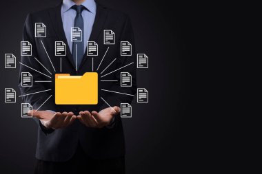 Belge Yönetim Sistemi DMS. İş adamı dizin ve belge simgesini saklar. Şirket dosyaları ve bilgilerini arşivlemek, aramak ve yönetmek için yazılımdır. İnternet Teknoloji Konsepti. Dijital Güvenlik