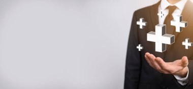 İş adamı, elinde tuttuğu kişi kar, çıkar, gelişme, artı işareti ile temsil edilen CSR gibi olumlu şeyler sunar..