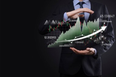 İş adamı satış verilerini ve ekonomik büyüme grafiğini elinde tutuyor. İş planlama ve strateji. Takas ticareti analiz ediliyor. Finansal ve bankacılık. Teknoloji dijital pazarlama. Kâr ve büyüyen plan.