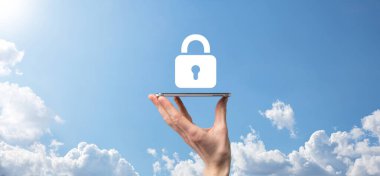 Siber güvenlik ağı. Asma kilit simgesi ve internet teknolojisi ağı. Tablet ve sanal arayüzde veri kişisel bilgilerini koruyan bir iş adamı. Veri koruma gizlilik kavramı. GDPR. AB.