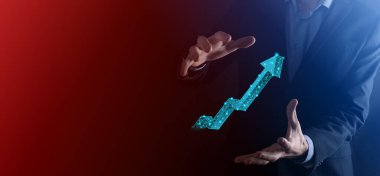 İş adamı grafiği, pozitif büyüme ikonu. Yaratıcı iş haritasına yükselen oklarla işaret ediyor. Finansal, ticari büyüme kavramı. Düşük çokgen..