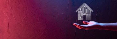 İş adamı ev ikonunu tutuyor. Marketin ev kontrollü, akıllı ev ve ev otomasyon uygulaması konsepti. PCB tasarımı ve akıllı telefonu olan kişi. Yenilik teknolojisi internet ağı kavramı