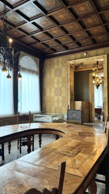 Varenna, İtalya - 14 Mayıs 2024: Varenna, Como Gölü 'ndeki Villa Manastırı' nın zarif iç mimarisi çarpıcı tasarım, karmaşık ayrıntılar ve zengin tarihi vurguluyor ve büyüleyici bir atmosfer yaratıyor.