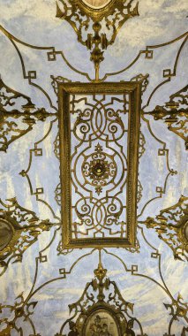 Varenna, İtalya - 14 Mayıs 2024: Varenna, Como Gölü, İtalya 'daki Villa Manastırı' nda süslü tavan tasarımı karmaşık ayrıntılar, sanatsal işçilik ve tarihi önem taşıyor