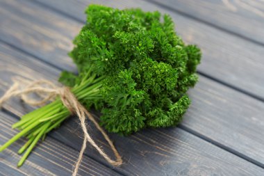 Taze organik demet kıvırcık yaprak maydanoz ahşap tablo