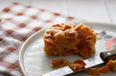 Elmalı pasta plaka üzerinde dilim