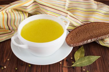 Açık çorba ve çavdar ekmeği ahşap tablo