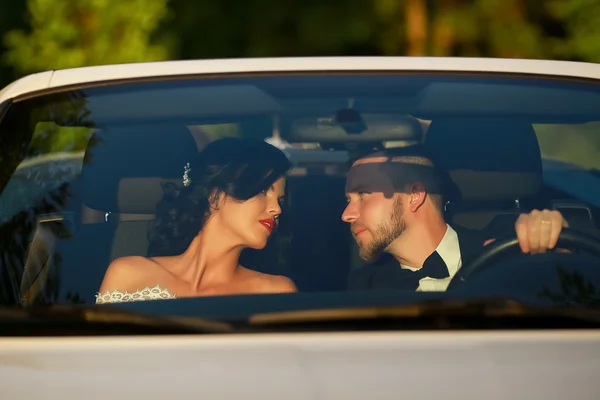 Novios. Joven pareja de novios disfrutando de momentos románticos fuera en un prado de verano. Feliz novia y novio en su boda. Elegante hermosa novia y novio feliz, celebraciones de la boda —  Fotos de Stock