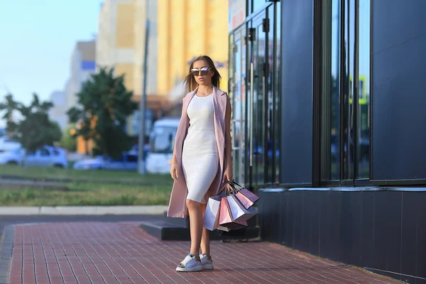 Retrato de menina de compras de moda. Menina bonita em óculos de sol. Depois do dia de compras. Menina com sacos de compras. Comprador. Vendas . — Fotografia de Stock