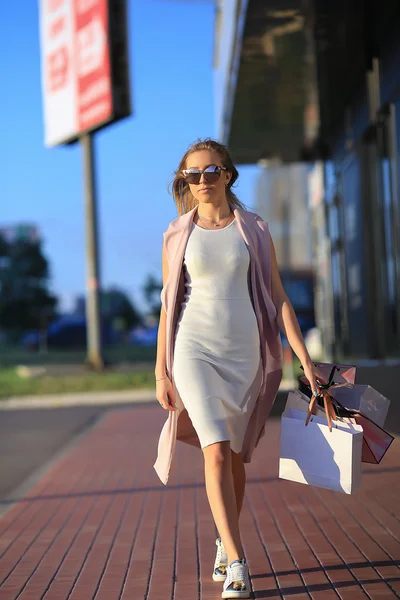 Lány séta a bevásárló szatyrok. Vásárlás nő fogalmát. Vásárló. Értékesítés. — Stock Fotó