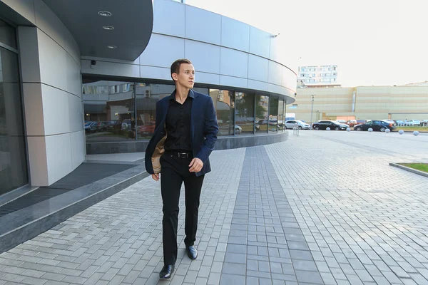 ビジネスの男性を歩くとよそ見の正面図 — ストック写真
