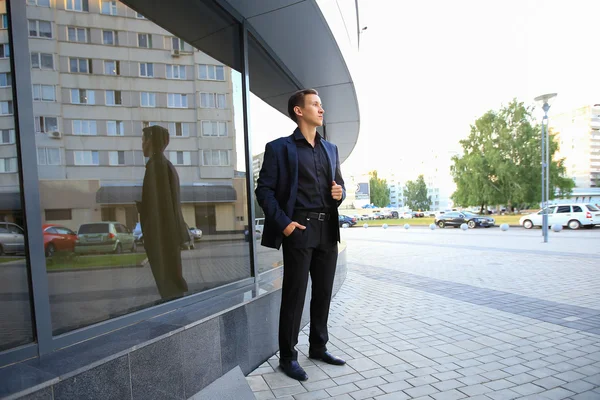 Retrato del exitoso hombre de negocios en pie — Foto de Stock