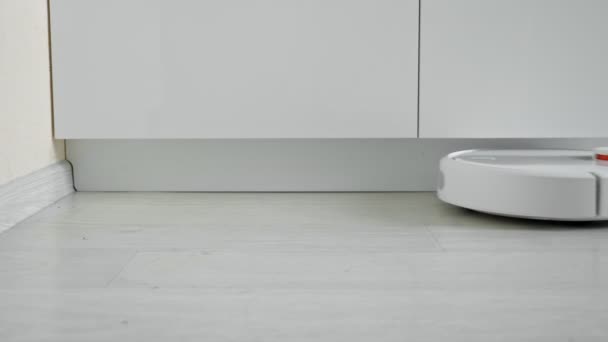 Primer plano de una aspiradora robot que conduce en el suelo — Vídeo de stock