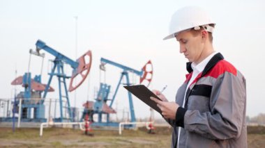 Petrol alanındaki bir panoda mühendis yazıyor. Sanayi, petrol ve gaz kavramı