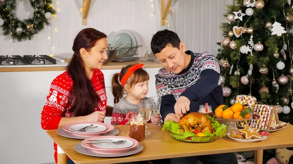 Familie genießt gekochtes Neujahrsessen mit gebratenem Huhn — Stockfoto