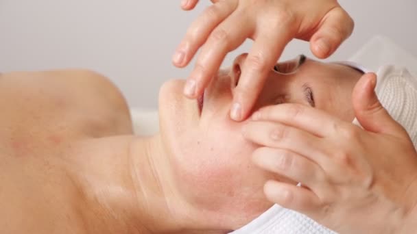 Крупним планом масаж обличчя з пальцями — стокове відео