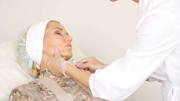 Dokter memasukkan jarum ke dalam wanita wajah subcutaneously close-up — Stok Video