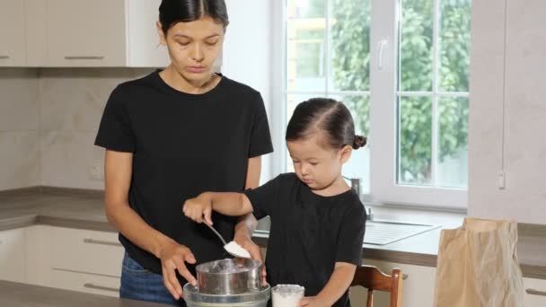Matka i córeczka przesiewają mąkę przez sito metalowe — Wideo stockowe