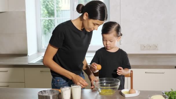 Mujer y niña cocinando en la cocina — Vídeos de Stock