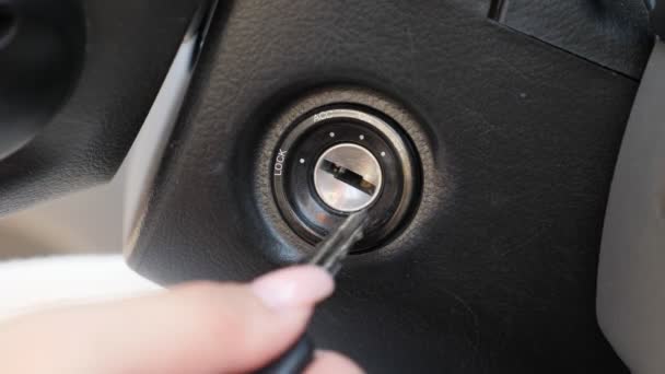 Mujer inserta llave de encendido en el coche — Vídeo de stock