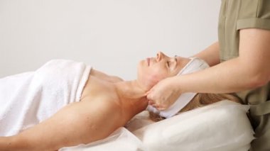 Palto masajlı güzellik salonu terapisti yalancı kadın yanakları