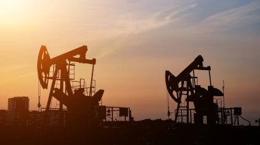 Petrol sondaj kulesi ve pompa kriko. Petrol üretimi, doğal gaz