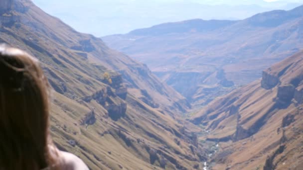 Lady in roze hoodie komt om te genieten van pittoreske hoogland uitzicht — Stockvideo