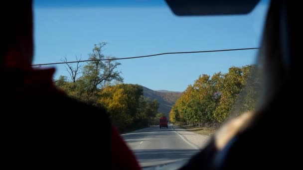 Following red van along asphalt road under clear blue sky — Αρχείο Βίντεο