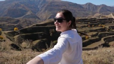 Kadın, erkek arkadaşına yol gösterir.