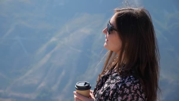 Όμορφη γυναίκα πίνει καφέ απολαμβάνοντας υπέροχο τοπίο — Αρχείο Βίντεο
