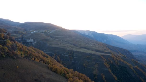 Valle con montañas cubiertas de bosque otoñal y campos — Vídeos de Stock