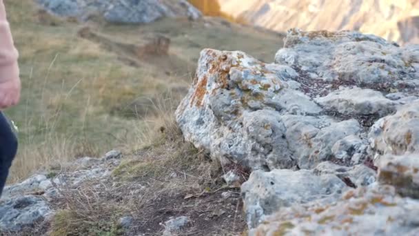 Piernas de mujer subir piedras viejas en la ladera de la montaña primer plano — Vídeo de stock