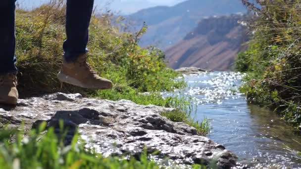 晴れた日には渓流沿いの観光客の散歩 — ストック動画