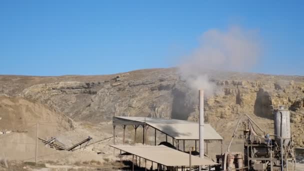 Humo se eleva por encima de estación minera en cantera de piedra caliza — Vídeos de Stock