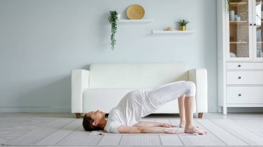 Güzel hamile bayan evde yoga alıştırması yapıyor.