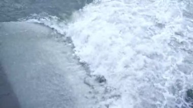 Nehir akıntılarının saydam soğuk sularının sonsuz akışı