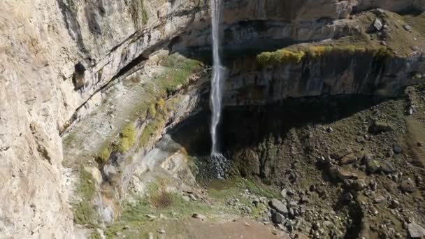 Alta cascada que cae de la meseta en el desfiladero — Vídeos de Stock