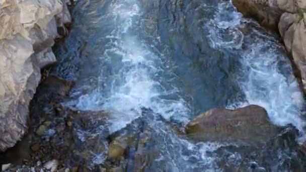 清澈的水流流过尖锐的岩石 — 图库视频影像