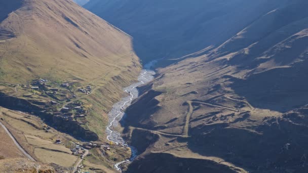 Lungo canyon stretto e letto torrente tortuoso tra le montagne — Video Stock