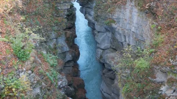 河流岩石之间深裂的令人震惊的景象 — 图库视频影像