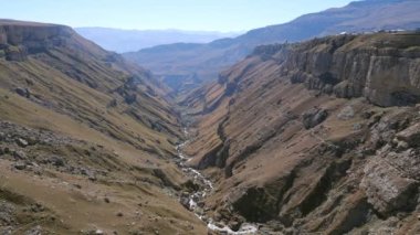 River Valley iki yaylanın arasında. Rusya, Dağıstan