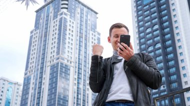 Pahalı akıllı telefon kullanan yakışıklı işadamı sohbetleri