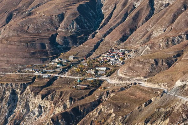 Köy ve dağ yamacındaki dolambaçlı yol