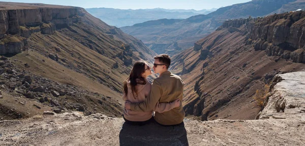 Romantisches Liebespaar umarmt sich auf Bergklippe — Stockfoto