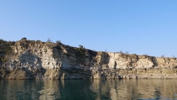 Naviguer le long d'une rivière calme au-delà des montagnes avec des falaises escarpées — Video